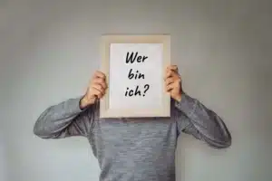 Person mit einem Bild vor dem Kopf zum Thema Zielgruppenanalyse - Wer bin ich
