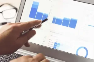 Notebook-Bildschirm zeigt Diagramme und Grafiken von Analyse Tools
