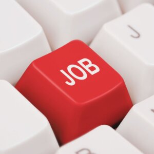 Großaufnahme einer roten Tastaturtaste mit dem Wort Job als repräsentatives Bild für Google for Jobs